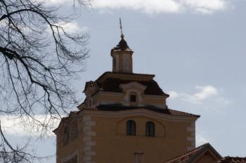 Věž od kostela – dobrý pohled na mansardovou střechu s pavilonovou nástavbou a věžičkou ( © Iva Spurná 3.4.2010)