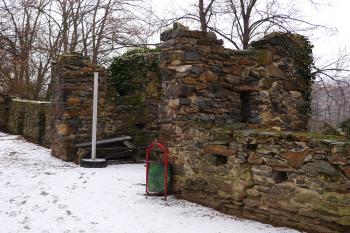 jihovýchodní parkán s hranolovou věží (© Karel Husák, 03/2012)