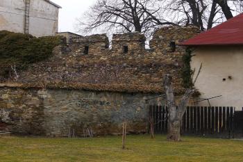 vnitřní strana severní hlavní hradby (© Karel Husák, 03/2012)
