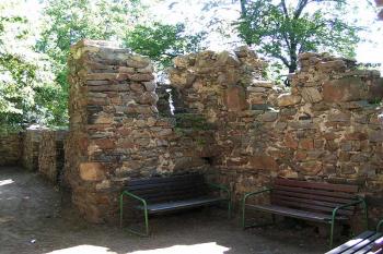 Jihovýchodní hradby, parkánová zeď ( © Petr Turyna 07/2005)