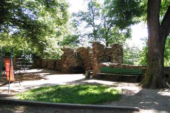 Jihovýchodní hradby, parkánová zeď - hřiště ( © Petr Turyna 07/2005)