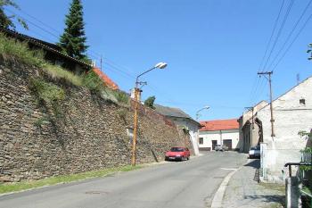 Prostor bývalé Kolínské brány ve východní části hradeb ( © Petr Turyna 07/2005)