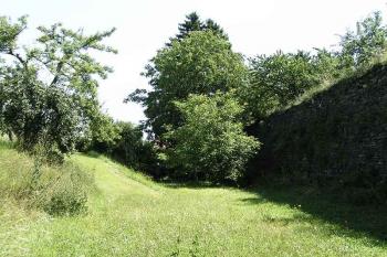 Příkop před severní parkánovou zdí ( © Petr Turyna 07/2005)