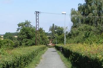Chodníček podél západních a severních hradeb ( © Petr Turyna 07/2005)