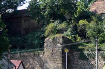 Částečně dochovaná pravoúhlá bašta kouřimských hradeb ( © iV 14.9.2007)