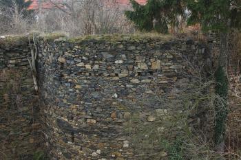 druhá západní parkánová bašta (© Karel Husák, 02/2010)