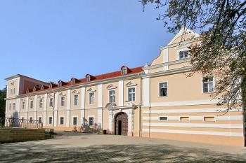 Hlavní průčelí ( © Luděk Pitter 09/2006)