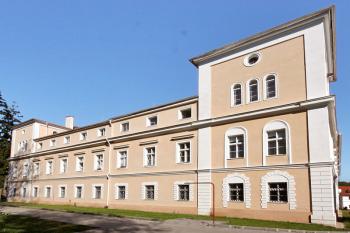 Západní průčelí ( © Luděk Pitter 09/2006)