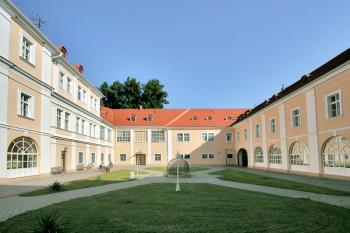 Nádvoří ( © Luděk Pitter 09/2006)