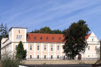 Pohled přes plot (2003 © Luděk Pitter)