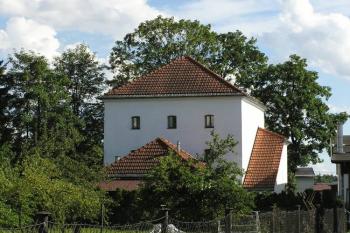Sýpka v zadní části dvora, považovaná mylně za bývalou tvrz ( © Jan P. Štěpánek 06/2007)