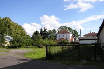 Nádvoří bývalého dvora se sýpkou v pozadí ( © Jan P. Štěpánek 06/2007)