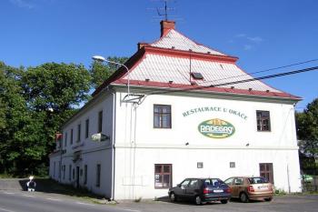 Zájezdní hostinec v čele bývalého dvora při bývalé císařské silnici z Frýdku do Těšína ( © Jan P. Štěpánek 06/2007)