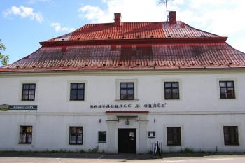 Zájezdní hostinec v čele bývalého dvora při bývalé císařské silnici z Frýdku do Těšína ( © Jan P. Štěpánek 06/2007)
