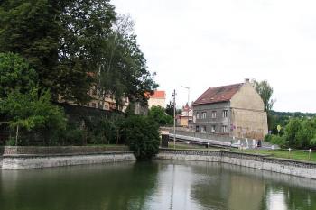Vpravo jihovýchodní cíp hradeb, v pozadí prostor bývalé Pražské brány ( © Petr Turyna 07/2005)