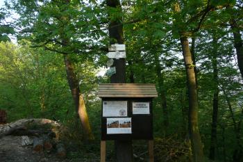 Nový Hrad u Kunratic turistické ukazatele a informace o stavbě (© aleshwarrior, 05/2013)