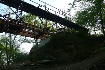 Nový Hrad u Kunratic stavba přemostění hradního příkopu (© aleshwarrior, 05/2013)