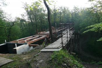 Nový Hrad u Kunratic stavba přemostění hradního příkopu (© aleshwarrior, 05/2013)