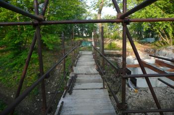 Nový Hrad u Kunratic stavba přemostění hradního příkopu (© aleshwarrior, 05/2013)