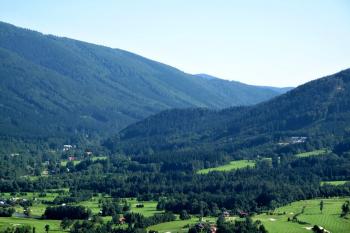 kopec Kozinec nad Čeladnou s pozůstatky středověkého hrádku ( © Jan P. Štěpánek 08/2011)
