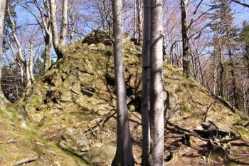 Panorama čelního skaliska od jihozápadu ( © Jan P. Štěpánek 04/2007)