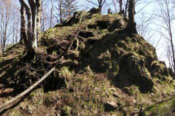 Pohled přes hlavní šíjový příkop na první skalisko v čele hradu ( © Jan P. Štěpánek 04/2007)