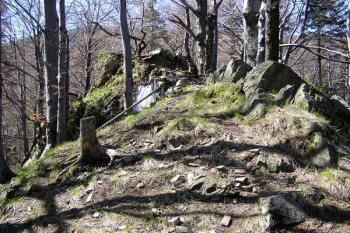Pohled na zadní skalisko od východu ( © Jan P. Štěpánek 04/2007)