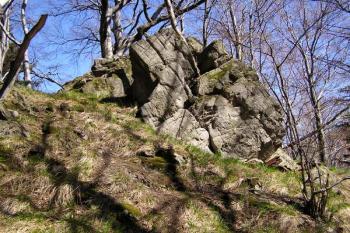 Zadní skalisko od jihozápadu ( © Jan P. Štěpánek 04/2007)