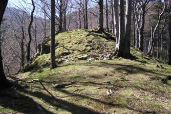 Pohled ze zadního skaliska k západu na plochu nádvoří a čelního skaliska ( © Jan P. Štěpánek 04/2007)