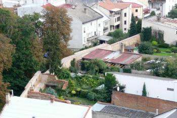 severní úsek hradby v pohledu ze zámecké věže ( © Jan P. Štěpánek 08/2008)