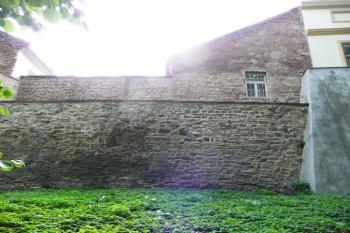 část hradby navazující na zámek ( © Jan P. Štěpánek 08/2008)