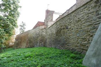 hradební úsek dochovaný v severní části ovodu města ( © Jan P. Štěpánek 08/2008)