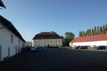 Pohled z nádvoří velkostatku (© Romana Hegrová 12/2025)