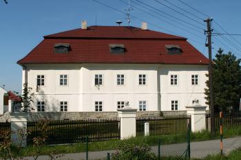 Pohled na zámek od hlavní cesty (© Miroslav BITTER 06/2005)
