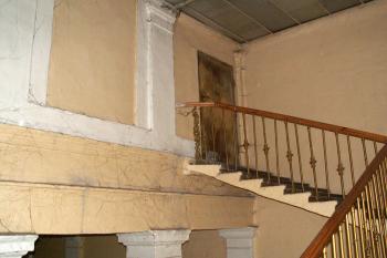 Původní zámecké schodiště (dveře vedoucí do podkroví zámku) (© Miroslav BITTER 06/2005)