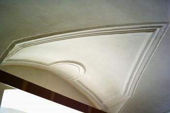 Ukázka štukové výzdoby ve spodním patře budovy (© Miroslav BITTER 06/2005)