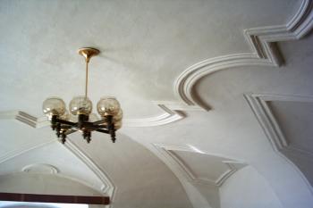 Ukázka štukové výzdoby ve spodním patře budovy (© Miroslav BITTER 06/2005)