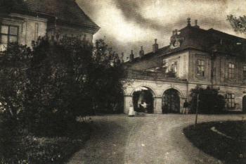 Pohled na zámeckou vstupní bránu kolem r. 1900 ( © Muzeum Slezska těšínského v Těšíně)