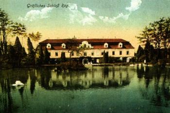 Pohled na zámek od rybníka na počátku 20. století ( © Muzeum Slezska těšínského v Těšíně)
