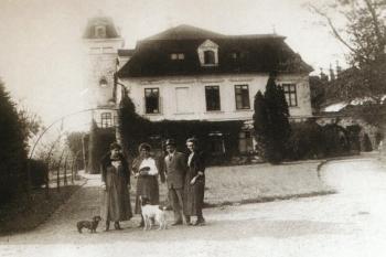 Rodina hraběte Friedricha Larisch - Mönnicha před zámkem ( © Okresní archiv v Karviné)