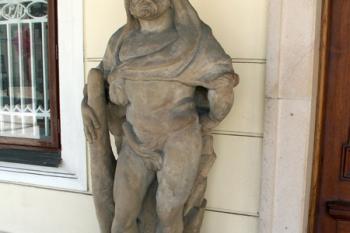 Sochy dnes druhotně umístěné u hlavního vchodu do zámku Fryštát (původně však  pocházejí z areálu zámku Ráj) ( © Miroslav BITTER 04/2007)