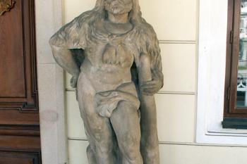 Sochy dnes druhotně umístěné u hlavního vchodu do zámku Fryštát (původně však  pocházejí z areálu zámku Ráj) ( © Miroslav BITTER 04/2007)