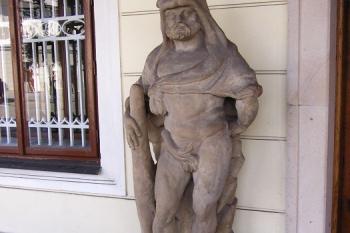 Socha Herkula při vstupu do zámku Fryšták původně stála při zámku Ráj ( © Jan P. Štěpánek 09/2007)