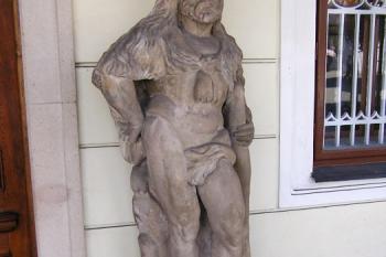 Socha Herkula při vstupu do zámku Fryšták původně stála při zámku Ráj ( © Jan P. Štěpánek 09/2007)