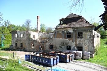 celkový pohled na zámek na počátku rekonstrukce ( © Jan P. Štěpánek 05/2011)