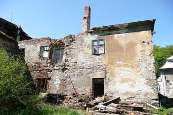 část vyklizeného hlavního křídla ( © Jan P. Štěpánek 05/2011)