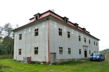 celkový pohled na rekonstruovaný zámek s novou fasádou i střechou (© Jan P. Štěpánek 10/2012)