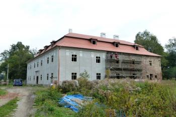 provádění rekonstrukce fasády zadního křídla ( © Jan P. Štěpánek 10/2012)