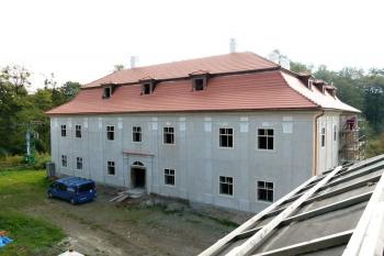 celkový pohled na vstupní průčelí zámku po rekonstrukci střechy a fasády ( © Jan P. Štěpánek 10/2012)