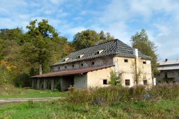 novou střechu má již i sýpka ( © Jan P. Štěpánek 10/2012)